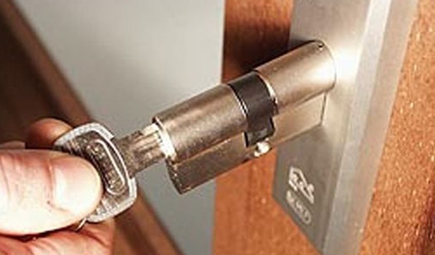 Monteur werkt aan een slot bij een woning in Bunschoten